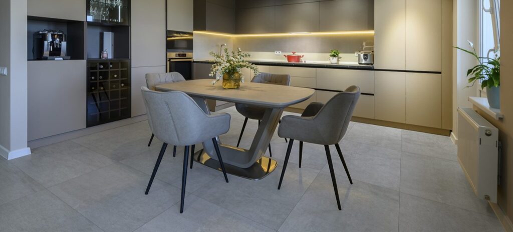 Cozinha com porcelanato Basalto Light acetinado 90x90, cinza claro