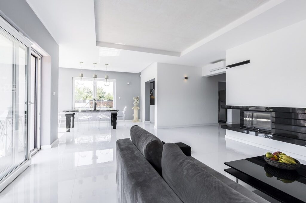 Sala ampla com porcelanato Cotton polido 84x84, branco de alto brilho