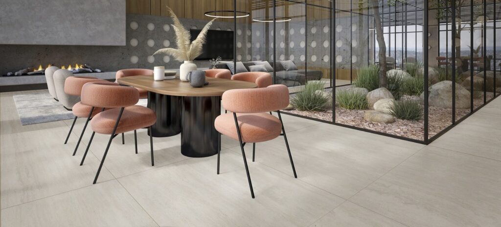 Sala de jantar com porcelanato Romano Avena acetinado 120x120, travertino bege