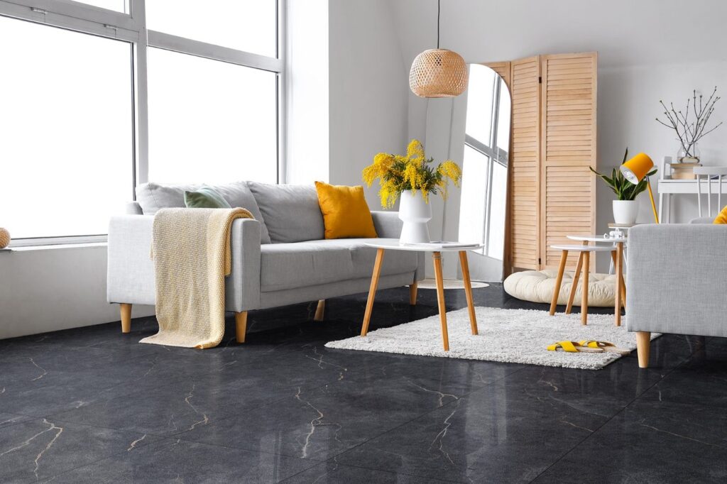 Sala de estar com porcelanato Vene Doro Nero polido 60x120, marmorizado preto